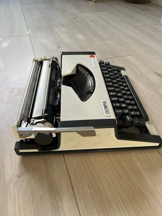 Máquina de escribir Olympia Traveller de Luxe