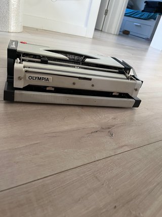 Máquina de escribir Olympia Traveller de Luxe