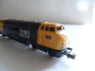 LOCOMOTORA 320 RENFE MINITRIX ESCALA N