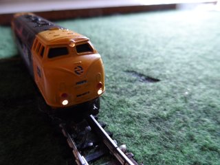 LOCOMOTORA 320 RENFE MINITRIX ESCALA N