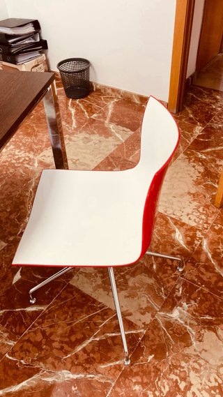 Sofá de tela rojo Mesas de trabajo  Sillas Lampara