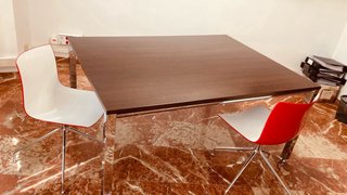 Sofá de tela rojo Mesas de trabajo  Sillas Lampara