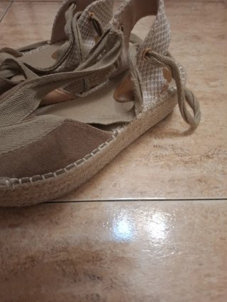 Zapatillas de mujer beige con lazo