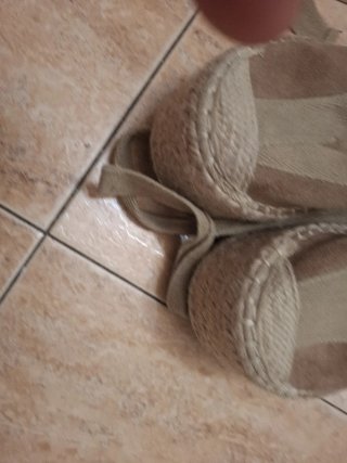 Zapatillas de mujer beige con lazo