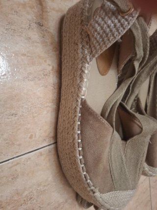 Zapatillas de mujer beige con lazo