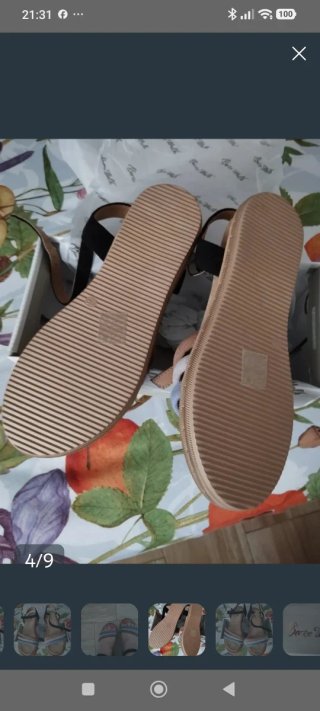 Sandalias de piel beige y azul