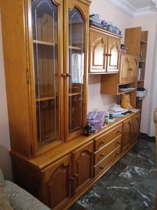 Mueble de madera con vitrina y cajones