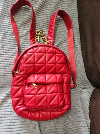 Mochila roja acolchada con cadena