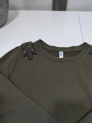Sudadera verde militar con detalle hombros Talla X