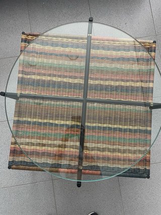 Mesa centro cristal y mimbre multicolor