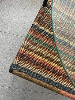 Mesa centro cristal y mimbre multicolor