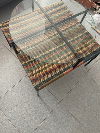 Mesa centro cristal y mimbre multicolor