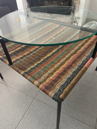 Mesa centro cristal y mimbre multicolor