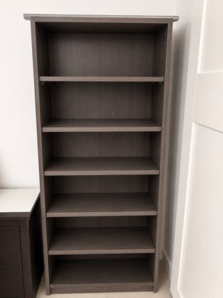 Estantería de madera gris y marrón