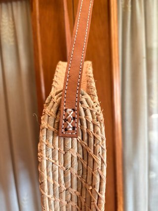 Bolso redondo paja con correa cuero
