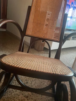 Silla mecedora de madera y ratán