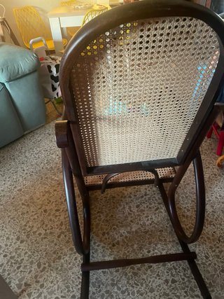 Silla mecedora de madera y ratán