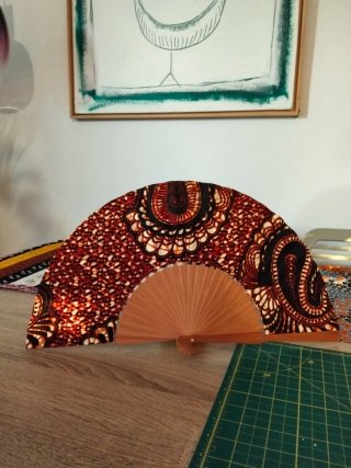 Abanico de tela hecho a mano