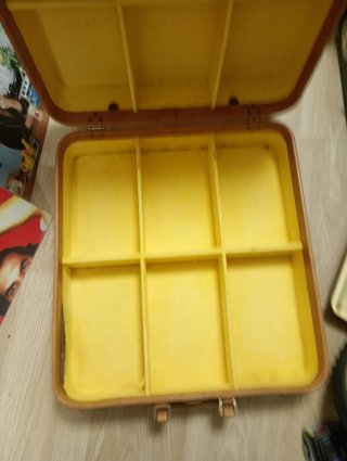 Valigia vintage con scomparti