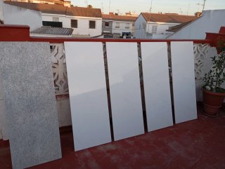 Baldosas de cerámica blancas y grises