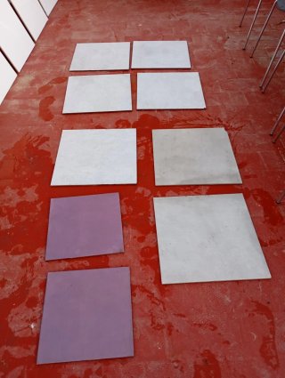 Baldosas de cerámica blancas y grises
