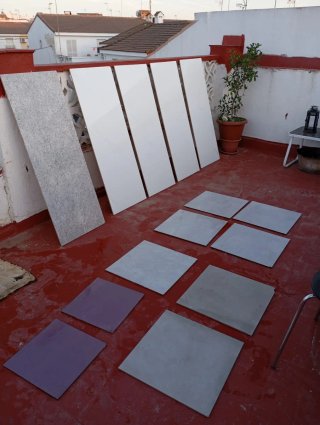 Baldosas de cerámica blancas y grises
