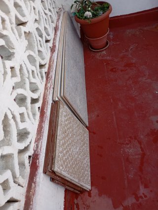 Baldosas de cerámica blancas y grises