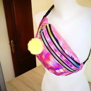 Riñonera holográfica rosa con pompón