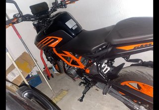 KTM Duke 125 Negra y Naranja