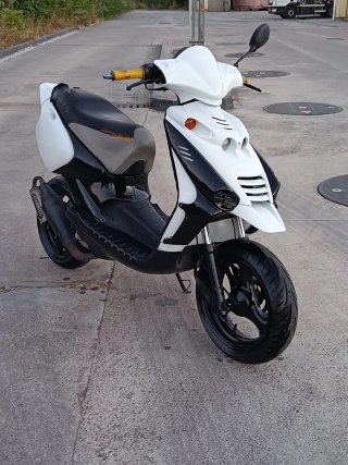 Beta Ark Scooter Negra y Blanca
