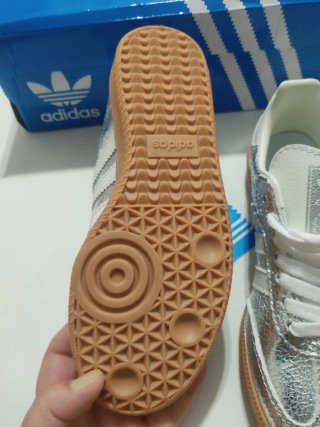Zapatillas Adidas plateadas y blancas