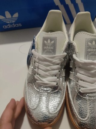 Zapatillas Adidas plateadas y blancas