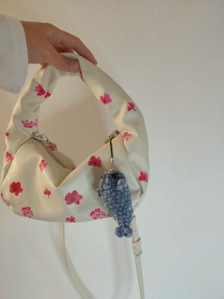 Colgante gatito crochet blanco y rosa