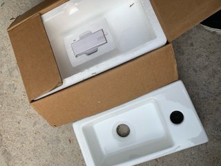 Lavabo de cerámica blanco