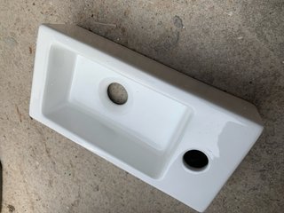 Lavabo de cerámica blanco