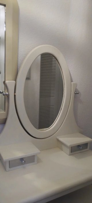 Espejo de dormitorio con pie sobre cómoda