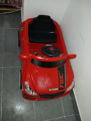 Coche de juguete grande rojo