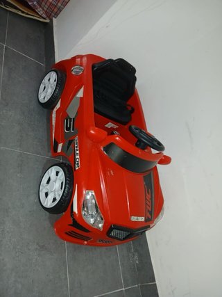 Coche de juguete grande rojo