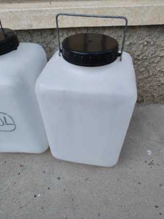 2 Bidones de agua blancos con asa