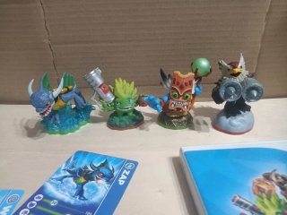 Juego Wii Skylanders Trap Team + 4 Figuras NUEVAS
