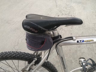 Bicicleta de montaña plateada