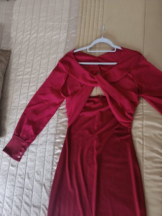 Vestido largo rojo satinado manga larga