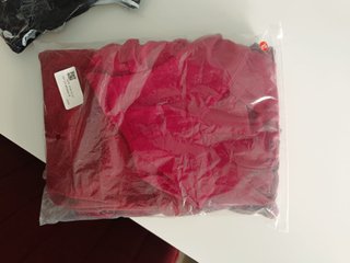 Vestido largo rojo satinado manga larga