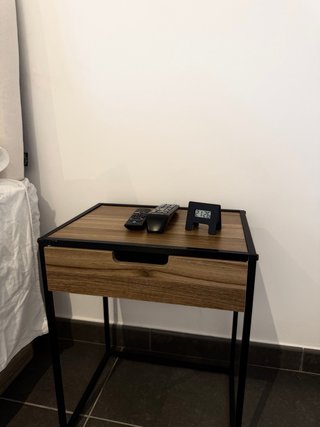 2 Mesitas de Noche Madera y Metal