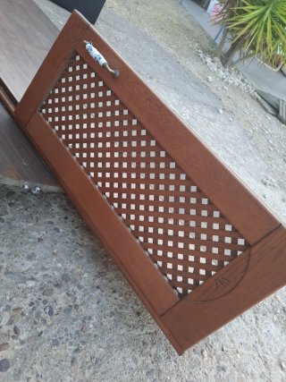Dos Puerta de madera con reja decorativa