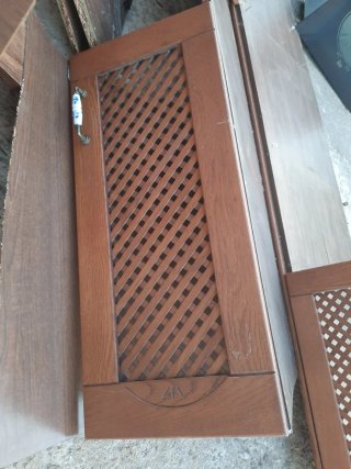 Dos Puerta de madera con reja decorativa