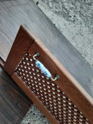 Dos Puerta de madera con reja decorativa
