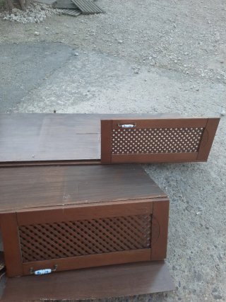 Dos Puerta de madera con reja decorativa
