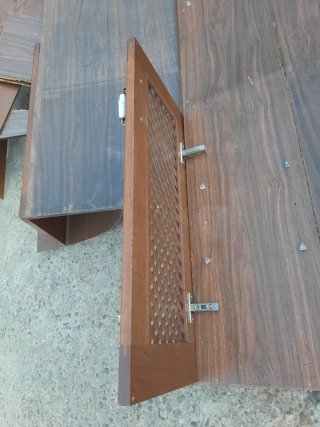 Dos Puerta de madera con reja decorativa