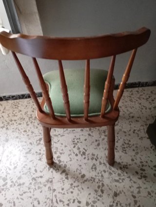 Silla de madera con asiento verde